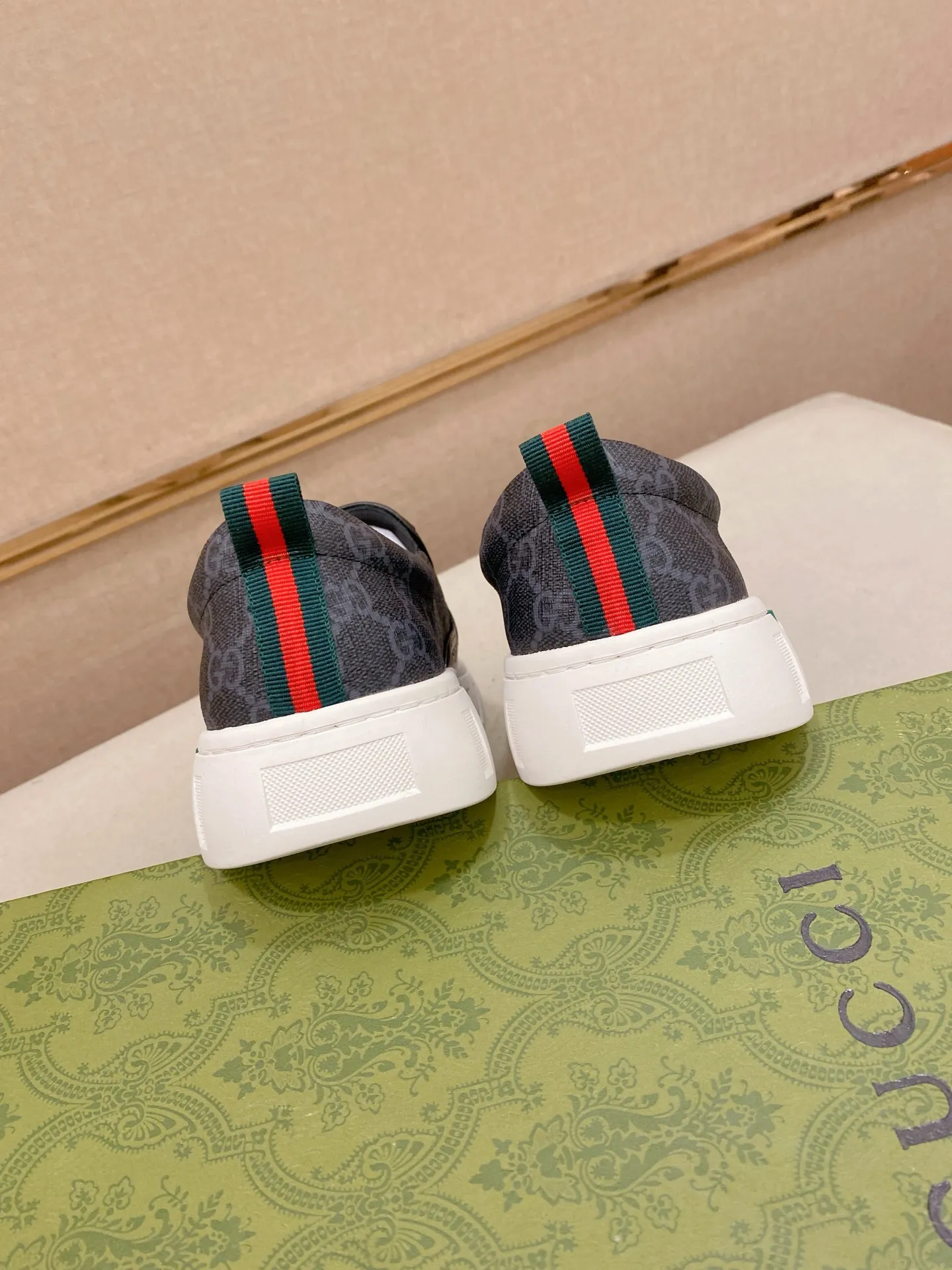 Factory price: 400💰 (GUCCI) The latest model from the official website 🎁🎁Casual and fashionable men's shoes👟, hot style💥The version is simple and elegant, exclusive for trendy men. Unique latest brand elements from the official website👑Original decoration, fashionable and generous, the fabric is original cowhide ✅Sheepskin lining, the official website specifies wear-resistant casual outsole, the classic model is taken in kind at the counter🎬38-44 (45 is not returned or exchanged when customized)